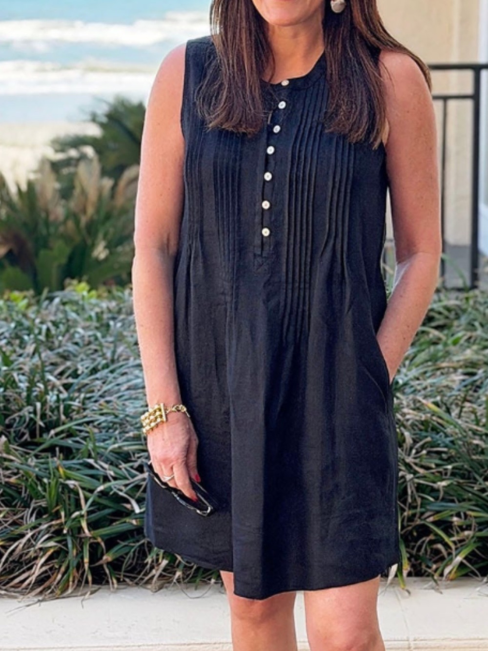 Black sleeveless dress